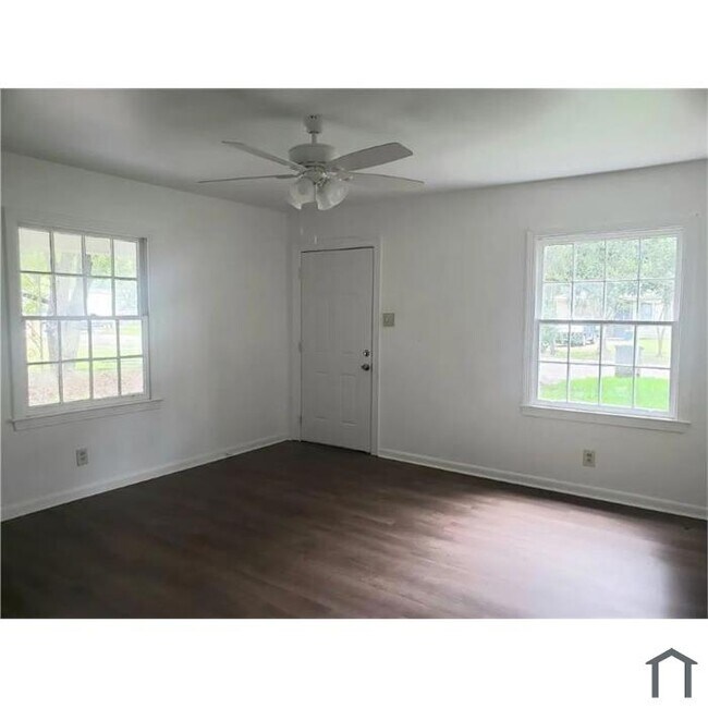 Building Photo - 2658 Faure Dr S