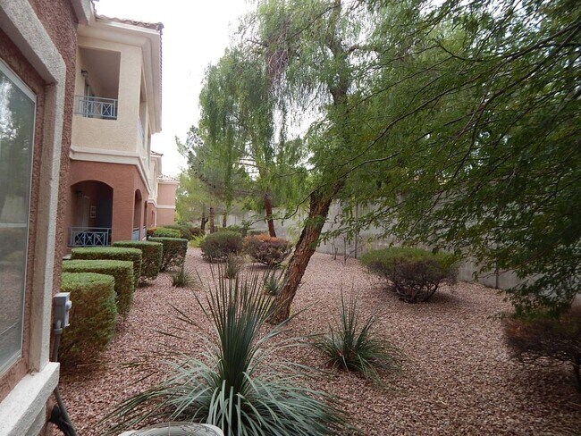 Building Photo - Cozy 1st-floor condo unit with 2 bedrooms and 2 bathrooms. Located in a guard-gated community in ...