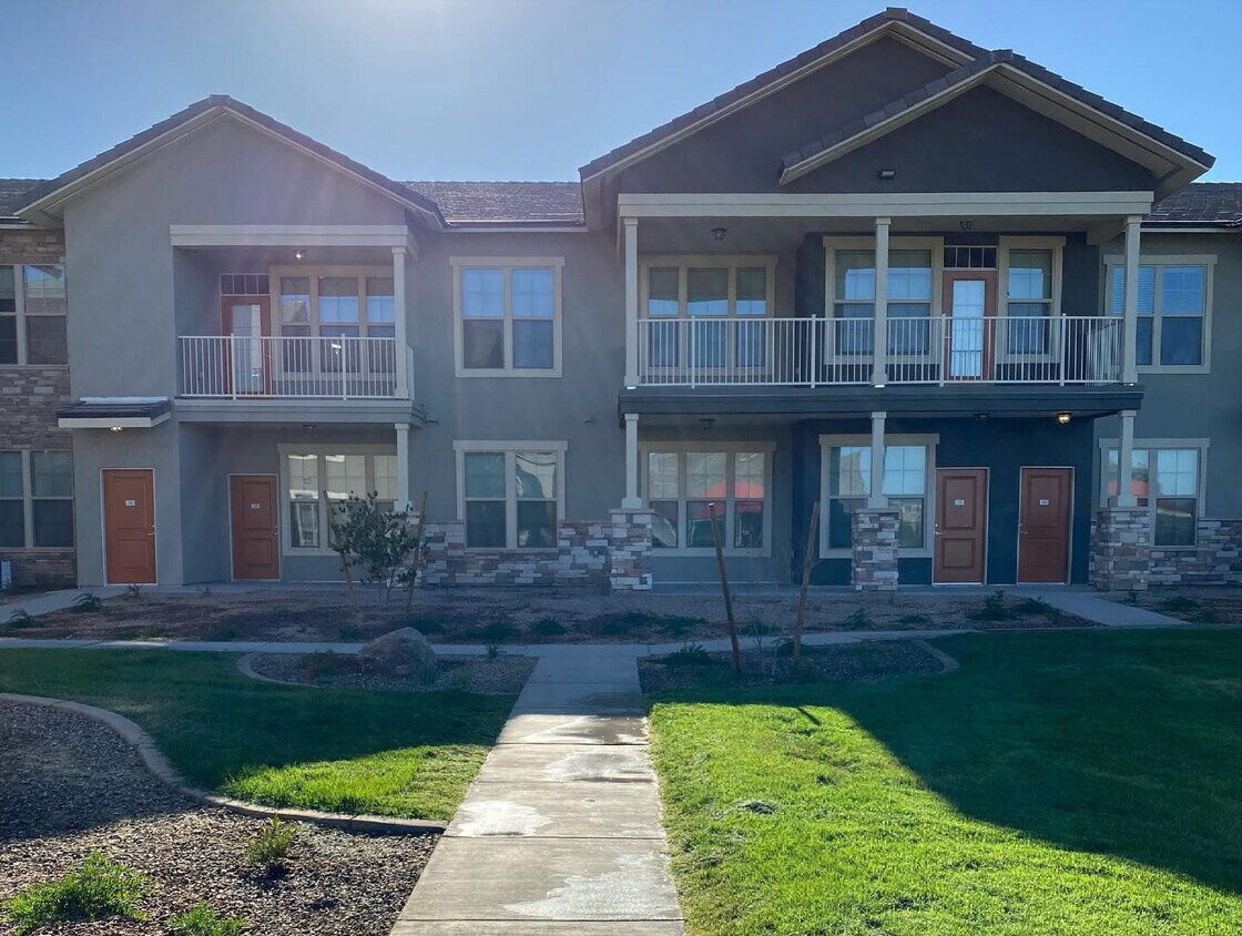 Springs at Stadium Village Apartments 14709 W Bell Rd Surprise, AZ