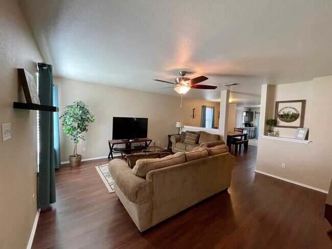 Building Photo - Convenient Northwest San Antonio Home Available for ASAP Move In!