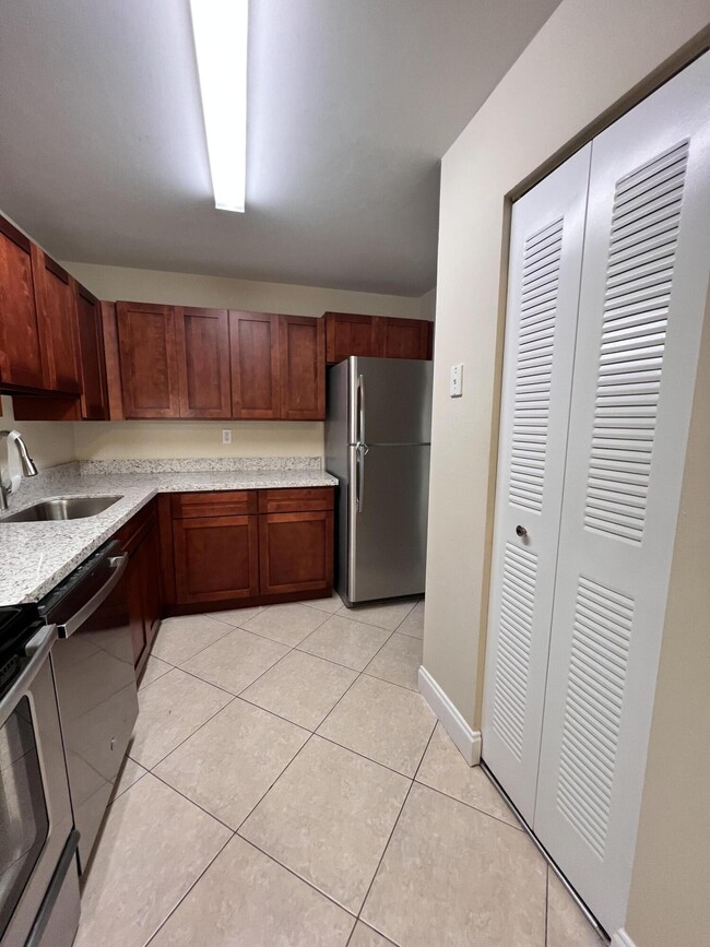 Building Photo - 405 Executive Center Dr