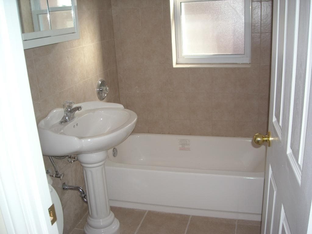 Building Photo - 2204 W Foster Ave