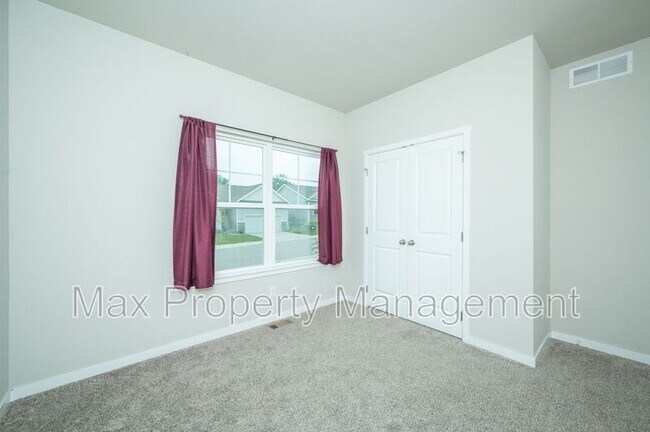 Building Photo - 425 SE Willow Run Ln