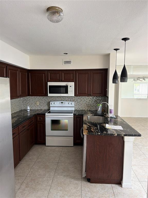 Foto del edificio - 700 Starkey Rd