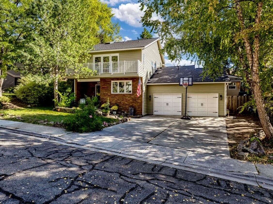 Primary Photo - Cozy Hillside Boise Beauty Available 1/1/26!