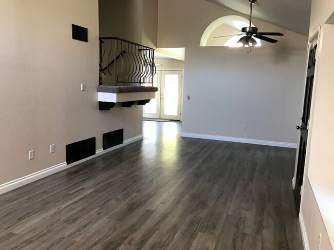 Building Photo - Remodeled 4 Bed, 3 Bath Home in North Esco...