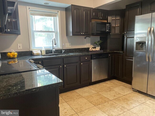 Foto del edificio - 806 Rosemere Ave