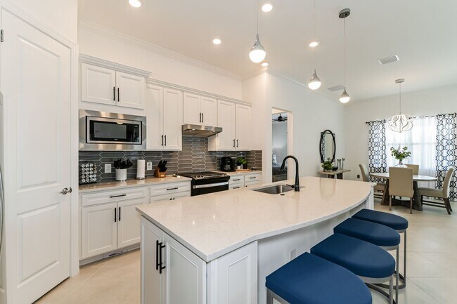 Foto del edificio - Luxury Turnkey 3BR + Den / 3BA Pool Home in Greyhawk at Golf Club of the Everglades