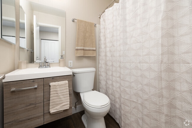 1BR, 1BA - 525SF - Bathroom - Chestnut Hills