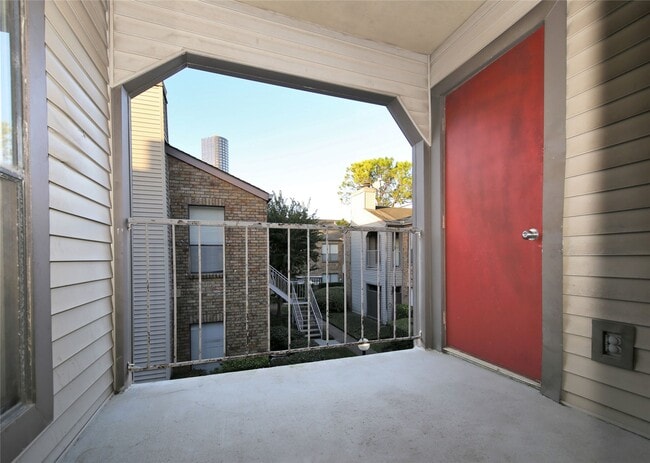 Building Photo - 2025 Augusta Dr