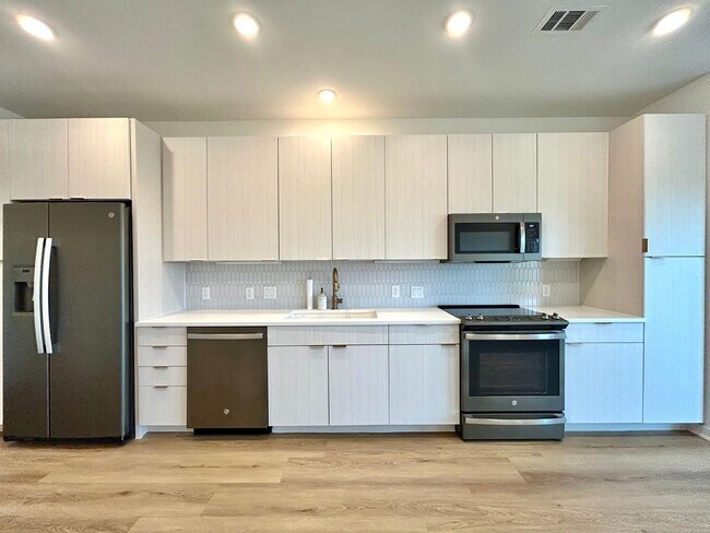 Foto del edificio - Beautiful and Spacious 1/BR 1/BA Home with...