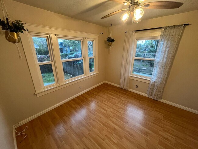 Foto del edificio - Charming 3-Bedroom Home in the Heart of Sa...