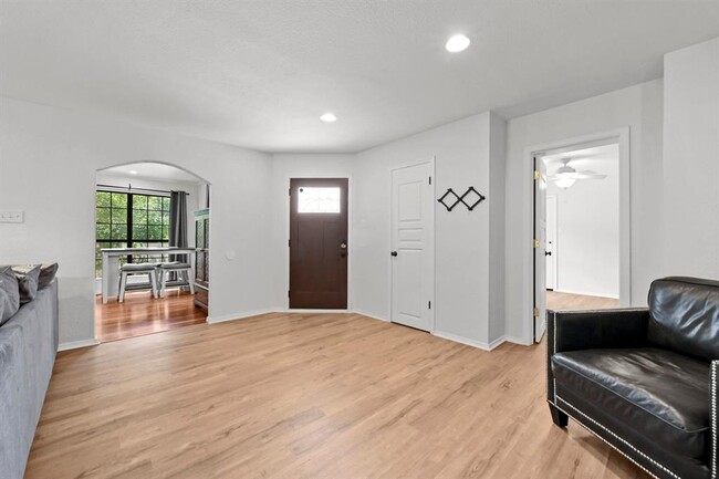 Foto del edificio - 1045 Hidden Hills Dr