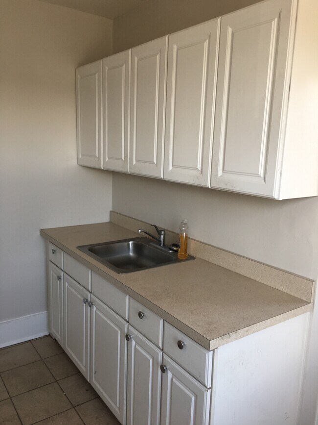 Building Photo - 402 Delsea Dr