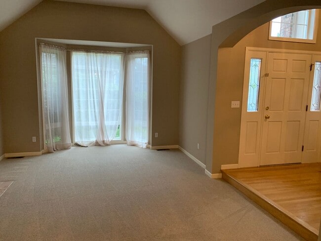 Building Photo - Sammamish 4 bedroom/2.5 bath Beautiful Tra...
