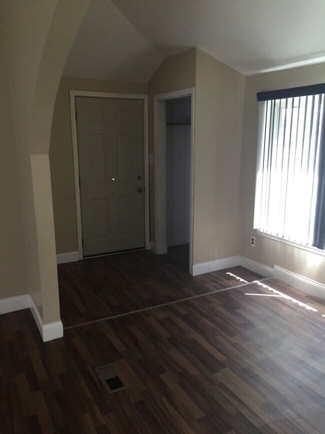 Foto del edificio - 2 bedroom 1 bath freshly painted in Redford