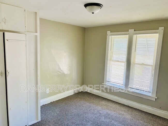 Foto del edificio - 457 Parker Ave