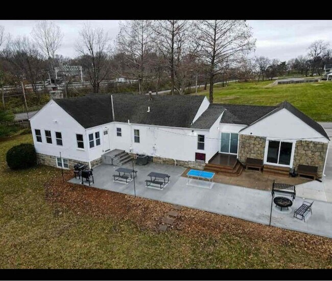 Building Photo - 900 NE 47th St