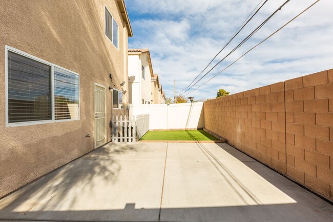 Building Photo - Bright and inviting 2 story home located i...