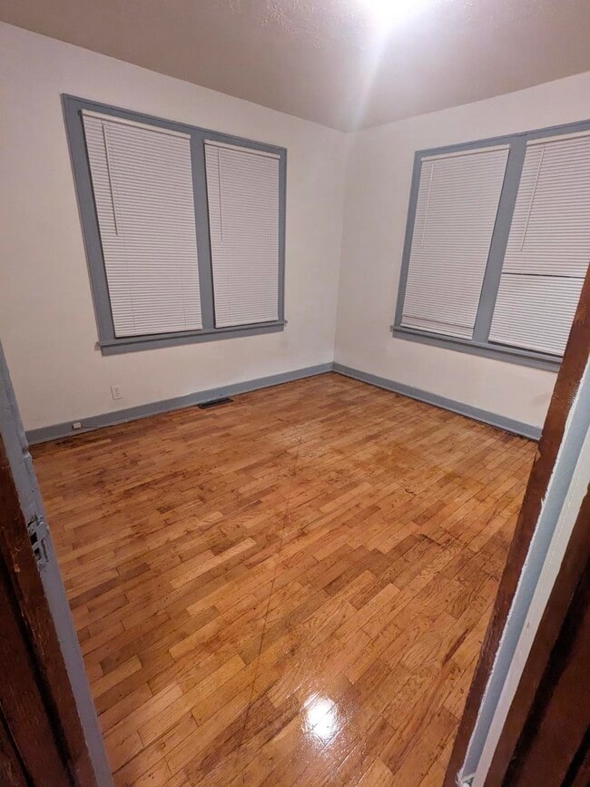 Building Photo - 616 W Elm St