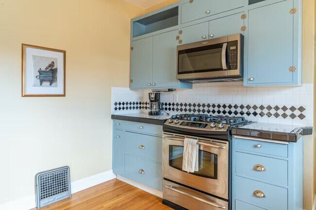 Building Photo - Gorgeous 4bd Victorian Style Home in East ...