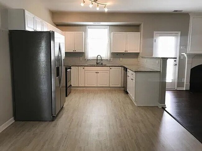 Foto del edificio - 4 Bedroom 2.5 Bath SF home - COMING SOON!