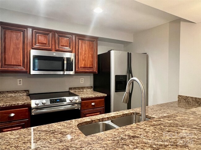 Foto del edificio - 1317 Maple Shade Ln
