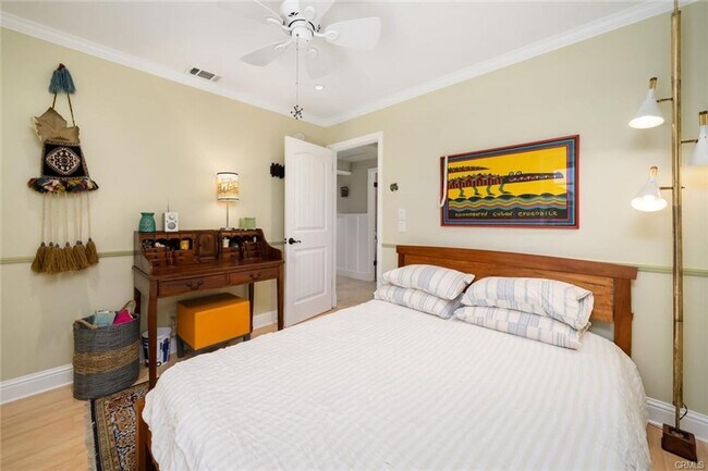 Building Photo - 3bd/2ba House w/ Two Car Garage and CLOSE to Laguna Middle School