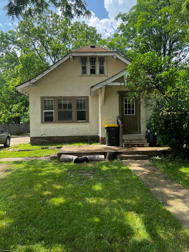 1304 6th St SW Unit A, Willmar, MN 56201 Apartments in Willmar, MN