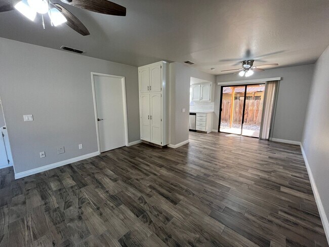 Building Photo - 4395