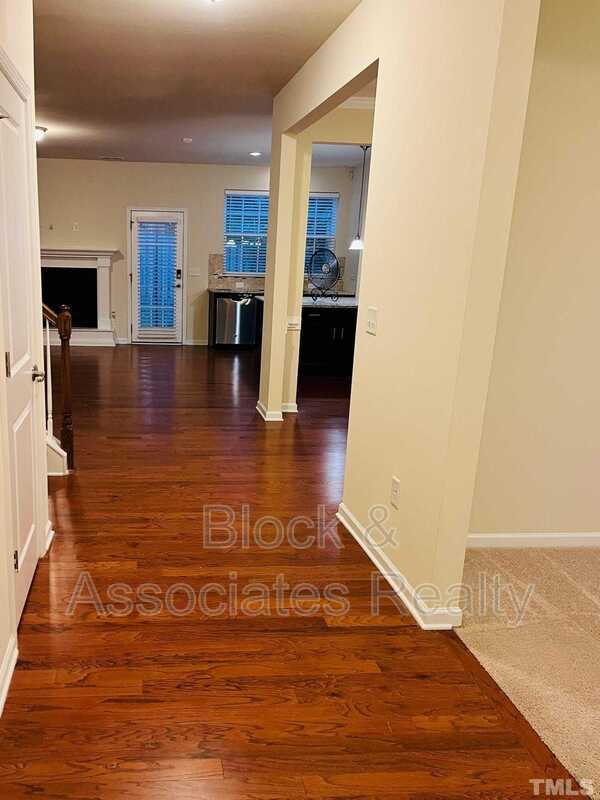 Building Photo - 402 Ravenstone Ln