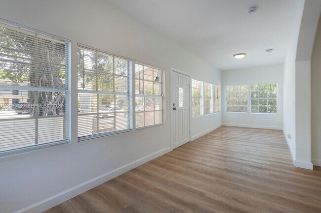Building Photo - 3628 Thomas Ave