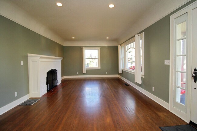 Building Photo - Classic 2 Bedroom Bungalow with Gorgeous F...