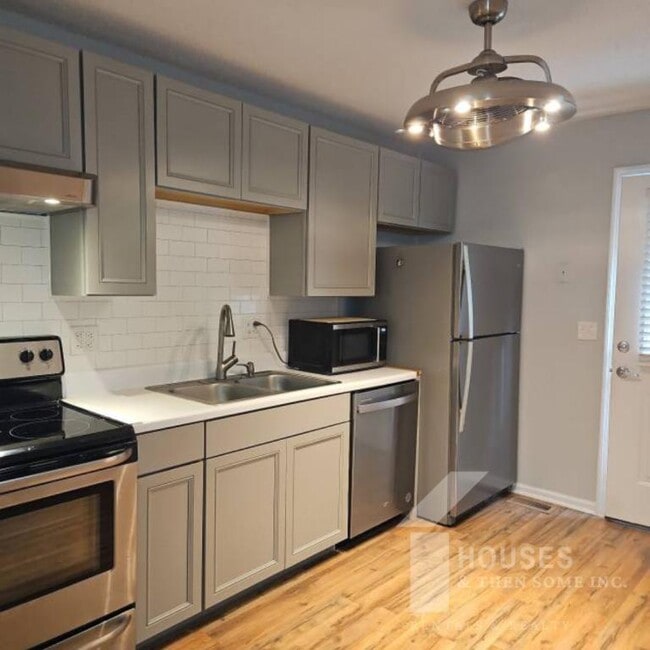 Building Photo - 553 Memorial Dr Ext