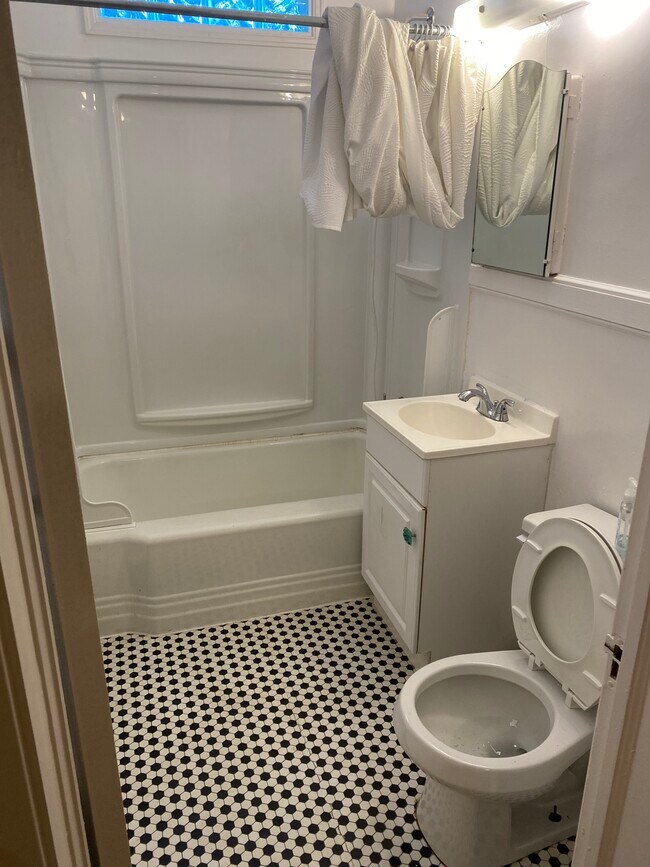 Bathroom - 3727 Duncan St