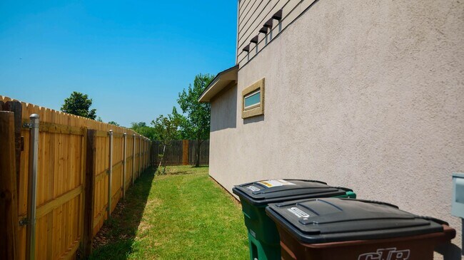 Foto del edificio - 17208 Bridgefarmer Blvd
