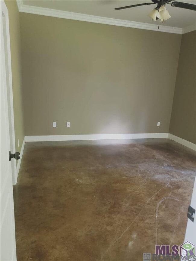 Building Photo - 32424 Creek Pointe Dr