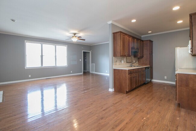 Building Photo - 702 Mt Vernon Dr