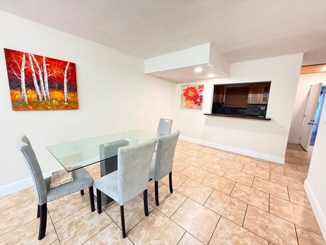 Building Photo - 9355 Fontainebleau Blvd