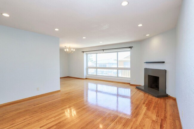 Building Photo - 4 Bed / 2 Bath Daly City Home With Stunnin...