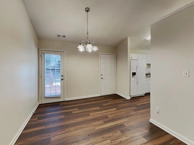 Foto del edificio - 7805 Royce Hall Ln