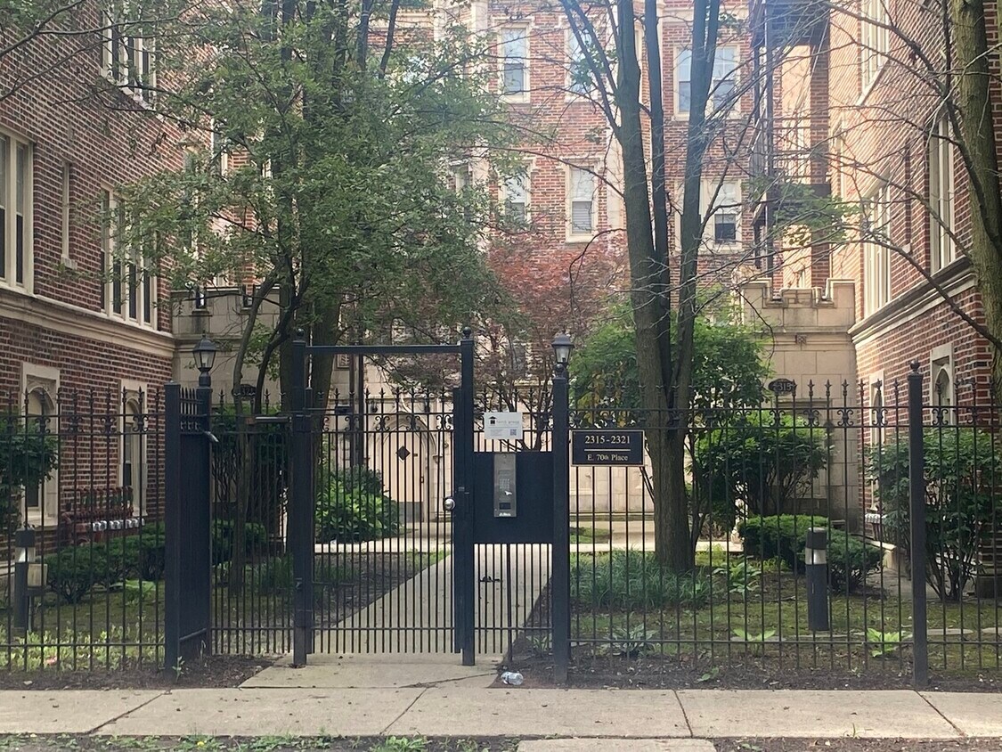 Foto principal - 2319 E 70th Pl