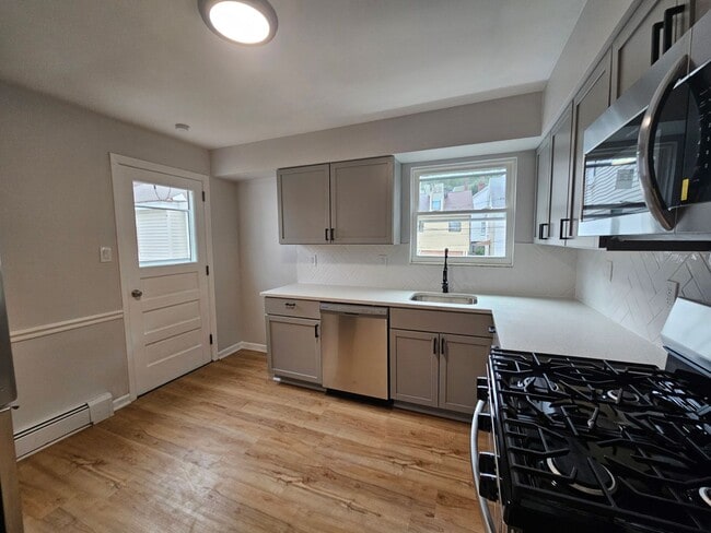 Building Photo - Newly Updated 3 bedroom 1 bath apartment i...