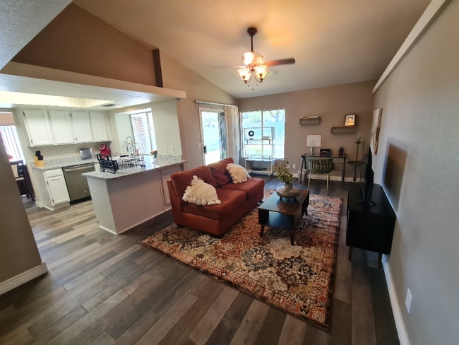 Foto del edificio - 7944 W Charter Oak Rd