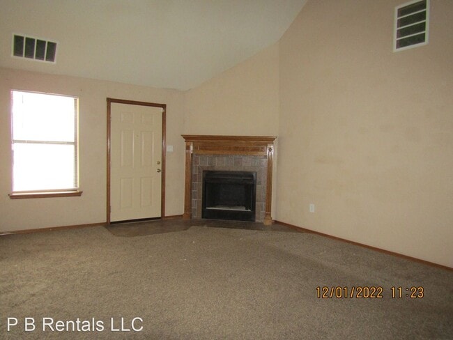 Building Photo - 4 br, 2.5 bath House - 3512 NE 35th St.