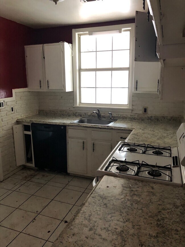 Foto del edificio - Nice three bedroom with hardwood floors, and Two car garage