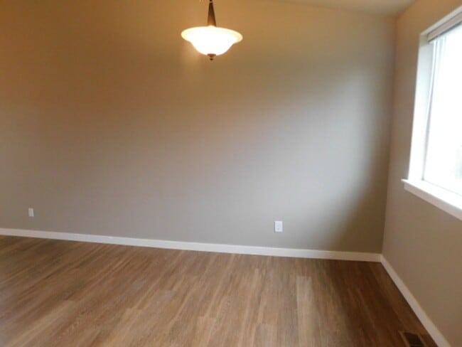 Building Photo - 4Bd/2.5Ba Two Story House - Available to View!