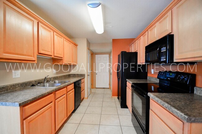 Building Photo - 3 Bedroom townhome with 2 car attached garage