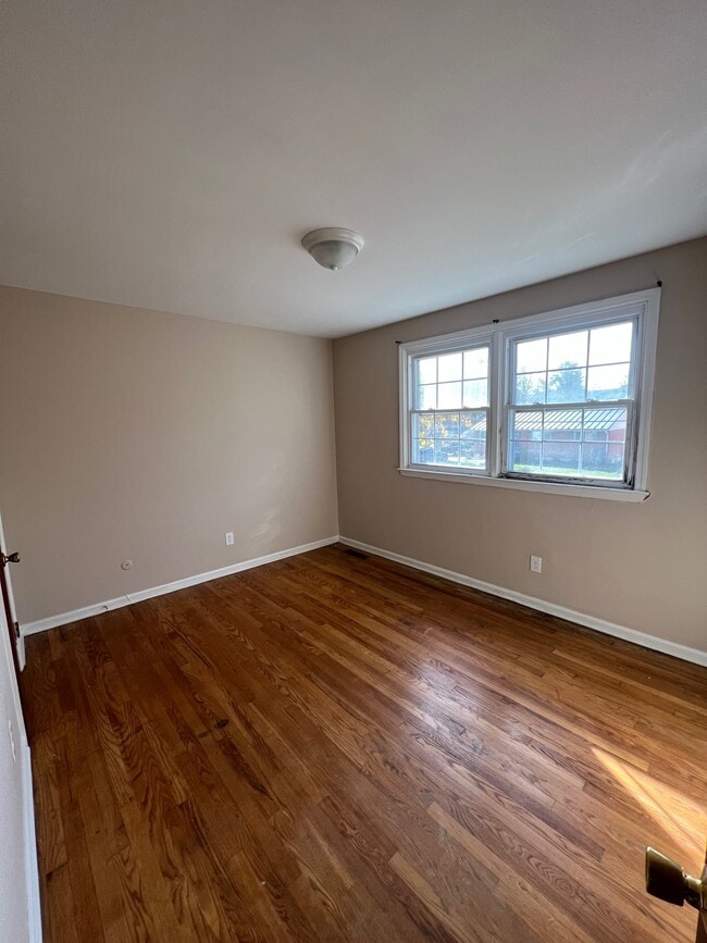Building Photo - 100 Rose Cir
