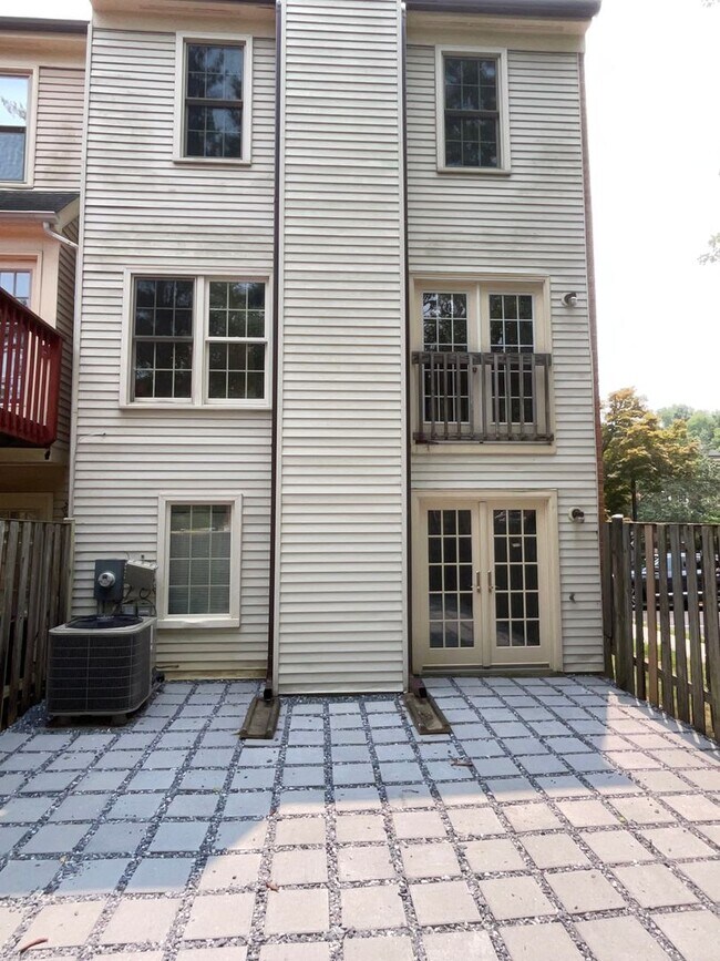 Building Photo - Gorgeous 3BR 2 full bath, 2 half bath end unit townhome located in the Woodmont Place community o...